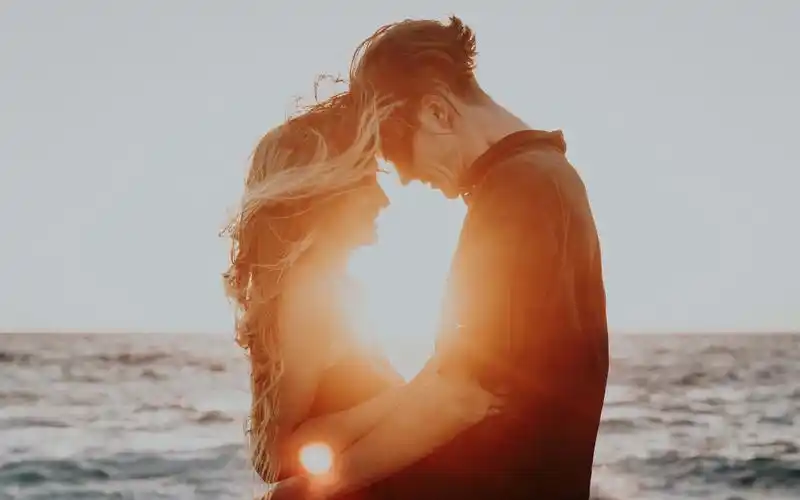 亲密的恋人快乐在一起