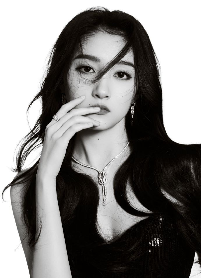 关晓彤黑色抹胸开衩长裙造型