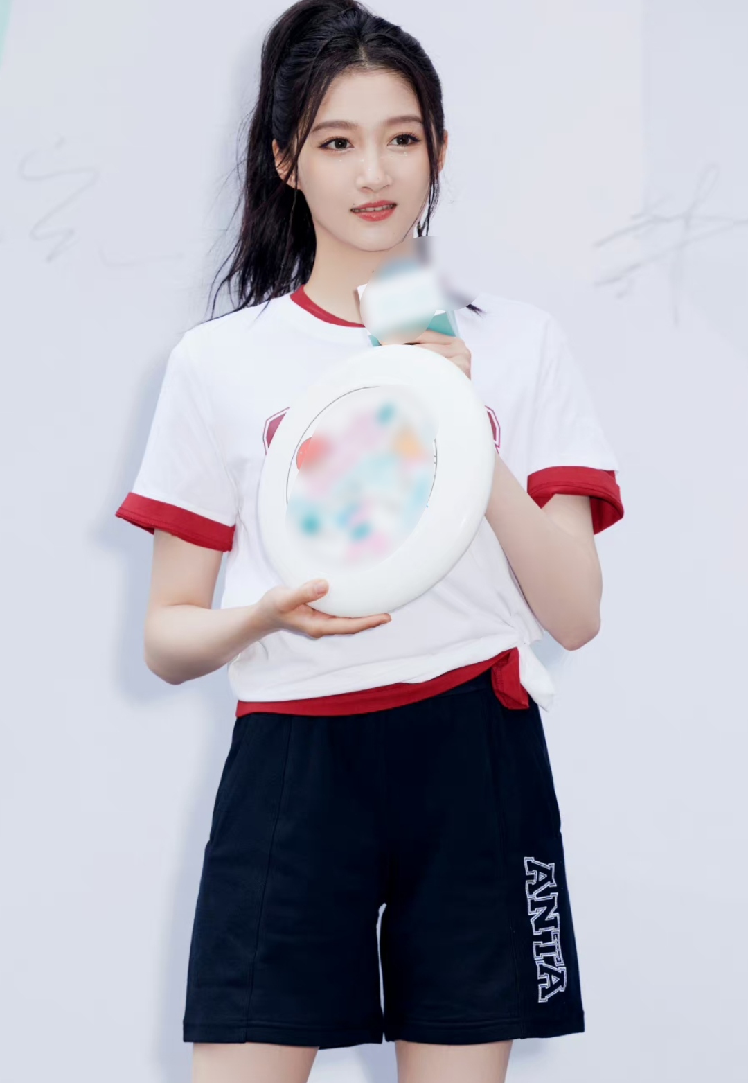 关晓彤到南京参加品牌活动,不穿礼服反而更好看了,梳起高马尾正符合她