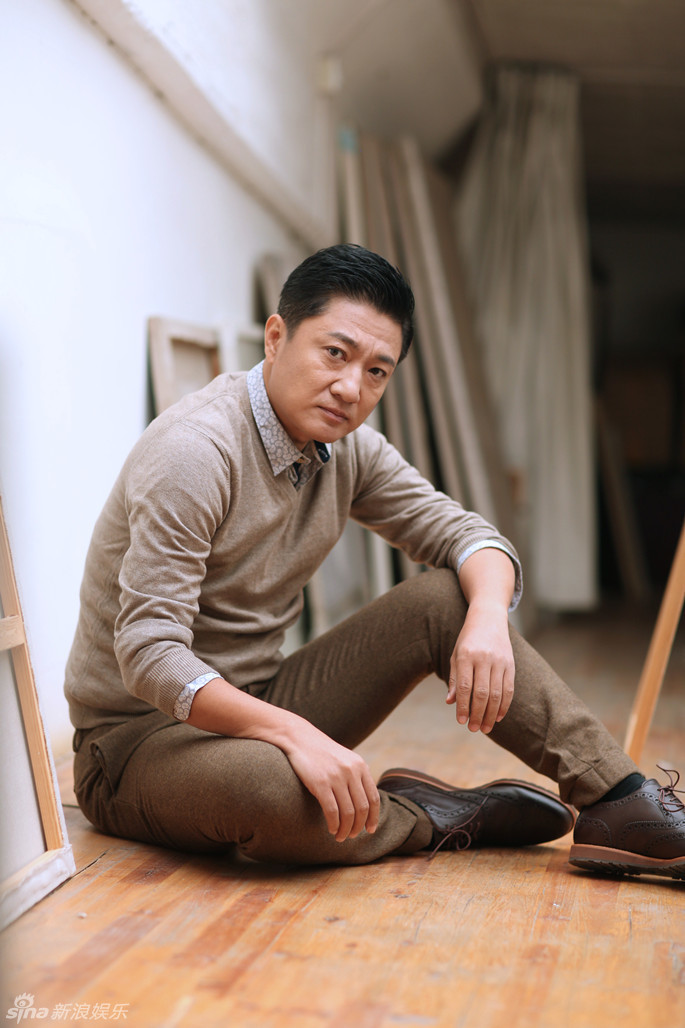 新浪娱乐讯 近日,韩青曝光一组文艺写真,片中韩青衬衣搭配一身浅咖色