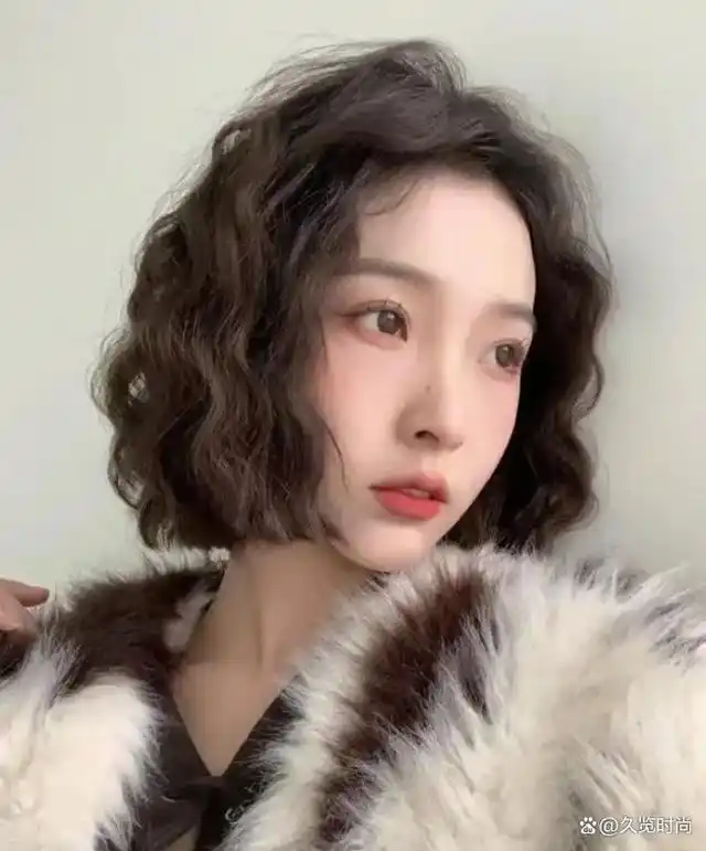 齐耳短发这种发型将头发剪至齐耳长度,再利用烫发技术打造出微卷的