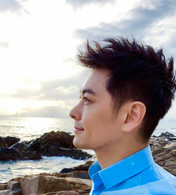 林志颖晒侧脸照,45岁嫩得像25岁,网友:你再不老90后要疯了!