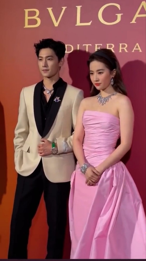 杨洋&刘亦菲同框养眼,谭松韵萤幕初吻给了罗云熙_图片_微博_来源