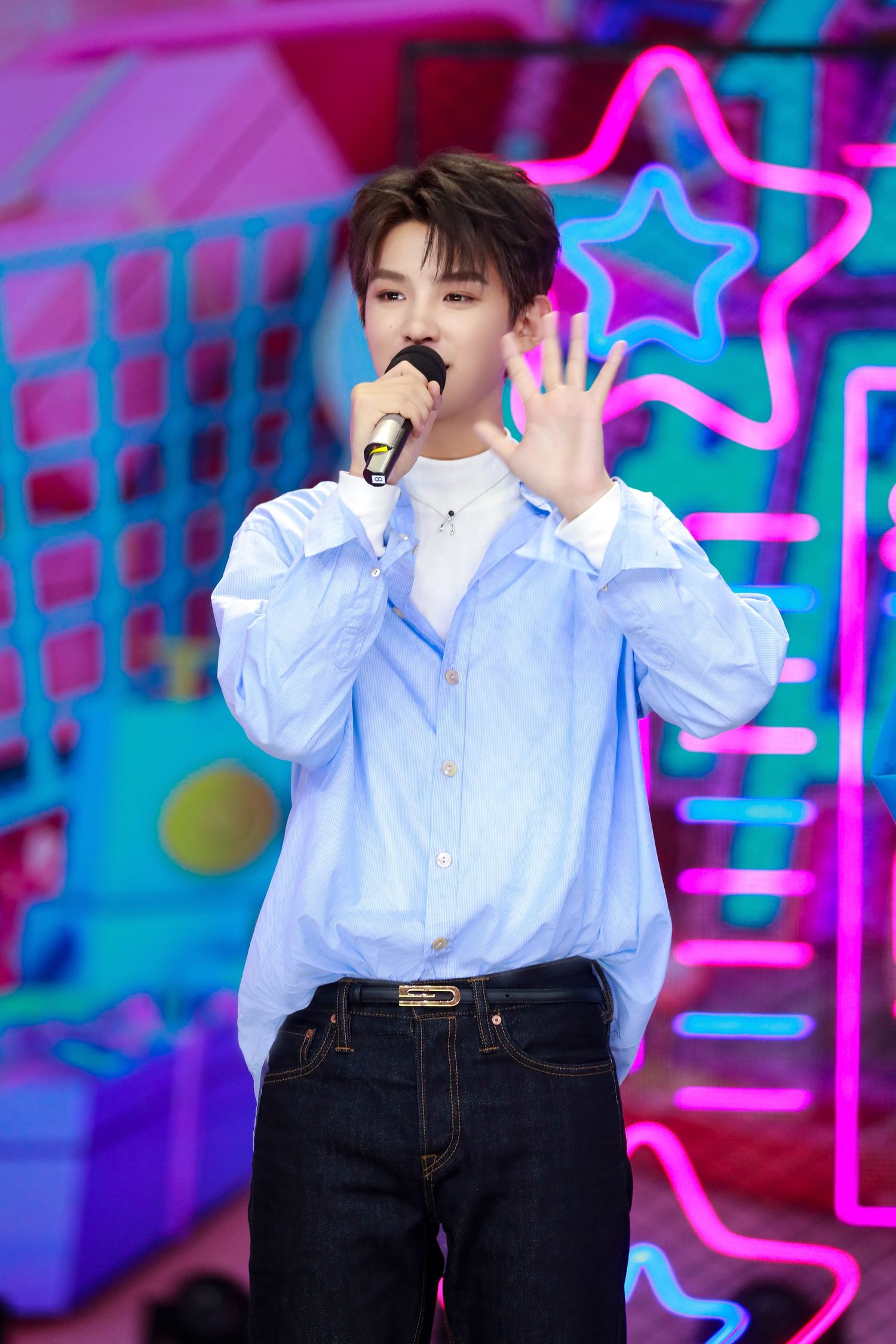 《快乐大本营》黄明昊舞台抢先看 今晚准时接听justin的来电!