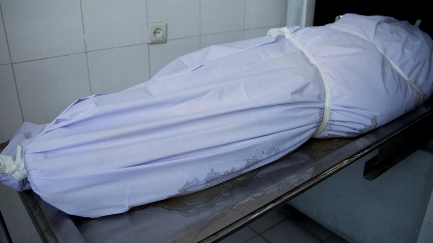 图为被烧死女孩的遗体.