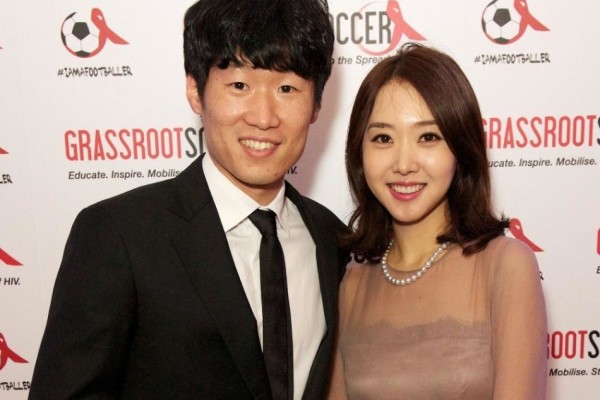 朴智星携妻亮相晚宴