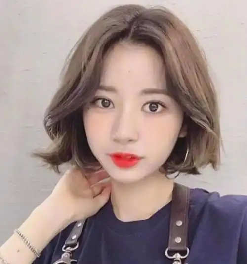 自然卷顾名思义就是利用头发的自然卷度留出来的短发,这种发型不用