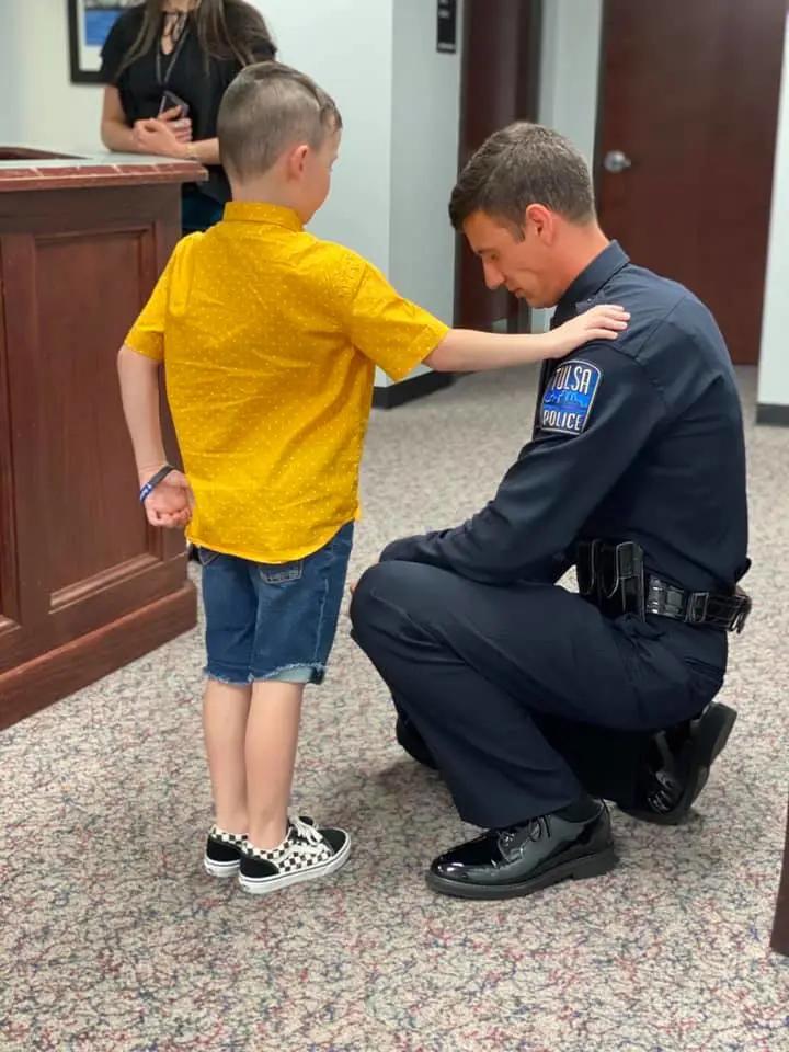 全美抗议风浪中7岁小男孩为警察按手祷告,芥菜种般的信心鼓舞千万人心