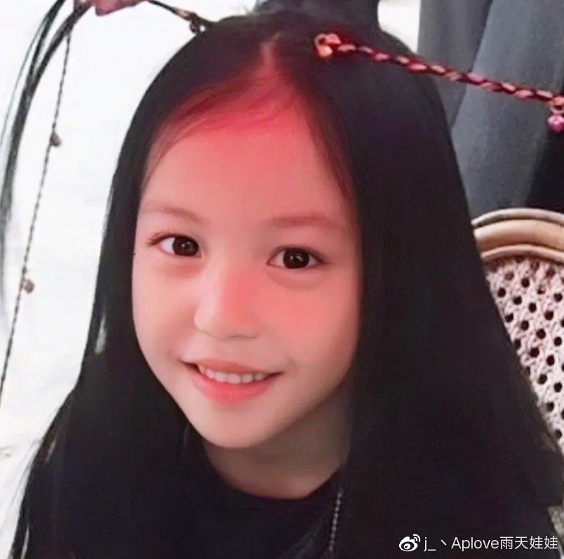 小四月11岁近照大眼睛高鼻梁越来越美赵薇优秀基因拯救女儿