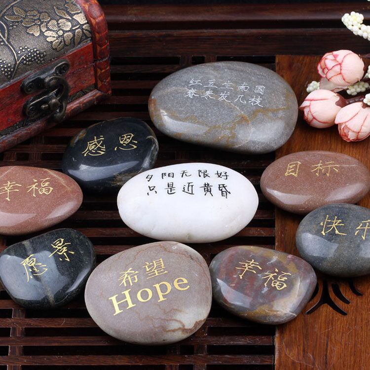 地摊景区热卖特色雨花石鹅卵石刻字石头 文字图案定制感恩纪念石