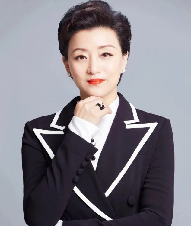 杨澜特有的主持人气质,实在是太干练,不同西装呈现出不同的美!