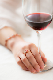 拿红酒杯的女人手部特写