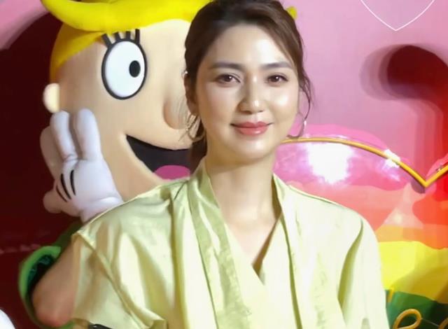 蠢女人洪欣5岁嫁富商34岁嫁内地男友如今怎样了