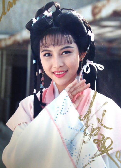 被塑料普通话圈粉无数的蔡少芬年轻的时候长得非常漂亮,满脸的胶原