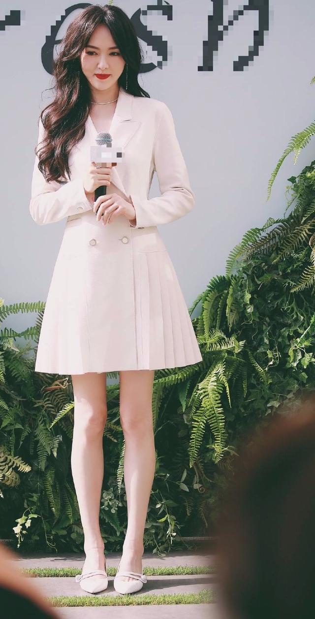 新浪娱乐讯 近日,一组唐嫣最新活动美照曝光,她身穿白色束腰短裙,黑发