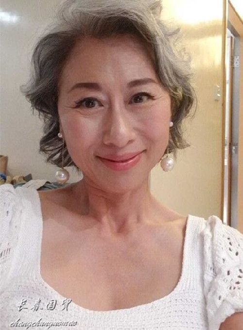 60岁叶倩文近照满头白发皱纹明显昔日歌坛天后如今变成这样了