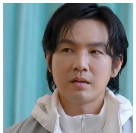 "假冻龄男神"被揭穿,脸肿,僵硬,笑不出来,47岁钟汉良发福变了模样