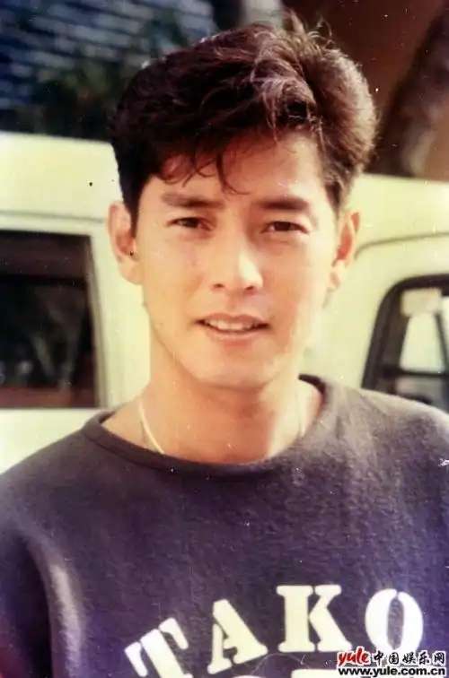 香港歌手谭咏麟资料 香港歌手谭咏麟的个人简历 - 歌词译