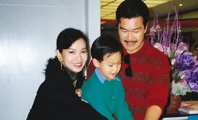 赵雅芝的3个儿子:长子47岁次子44岁,小儿子37岁,个个让她骄傲_母亲