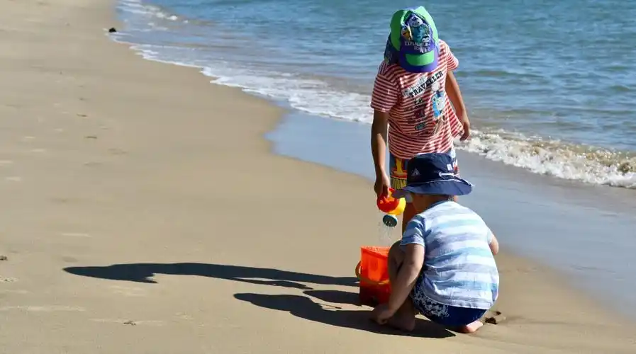 海边戏水的孩子们