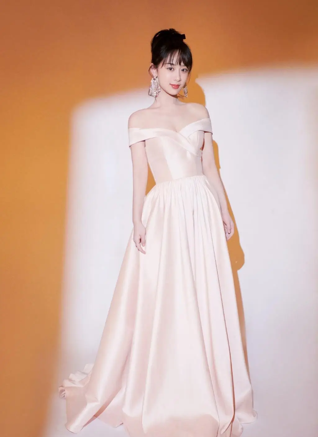 杨紫礼服名场面,黄色亮眼,白色优雅,最近的礼服一套比一套好看_时尚