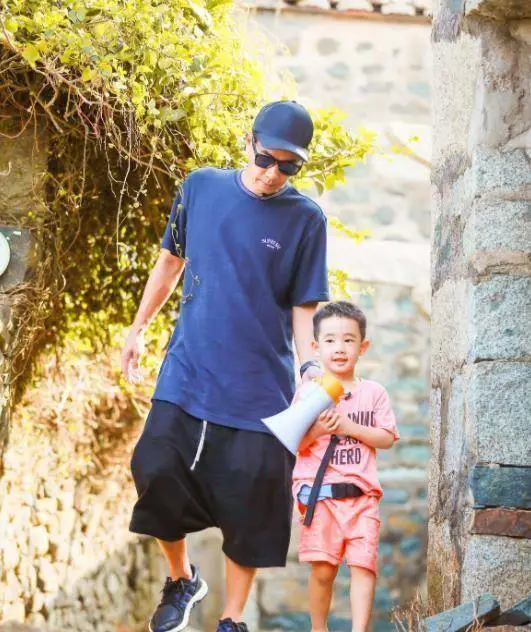 jasper参加郑希怡女儿生日宴,站姿成全场焦点,有山鸡哥的风范_陈小春