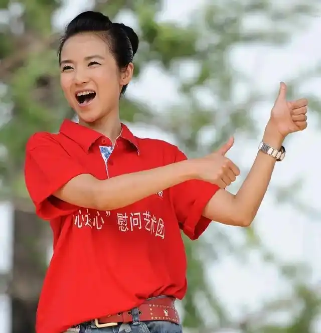 管彤:是才女也是孝女,42岁为平凡丈夫生儿子,爱情事业双丰收