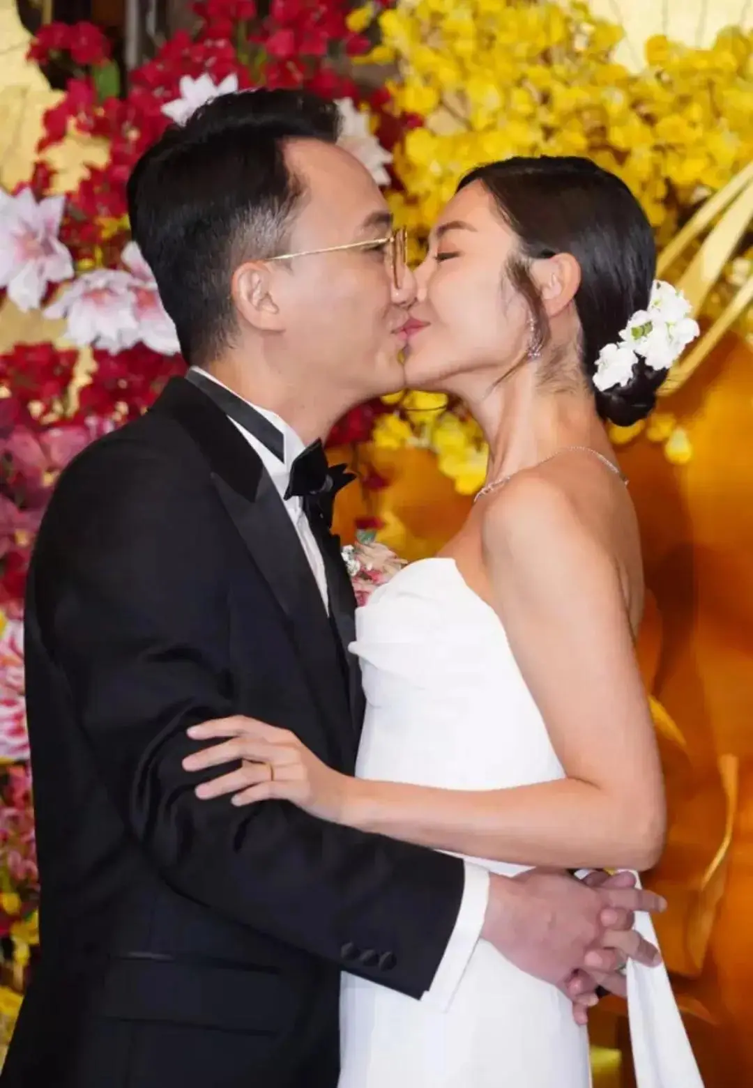 卫诗雅浪漫婚礼星光熠熠,古巨基容祖儿阿sa共鉴幸福时刻