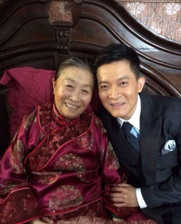 张少华出院了?干儿子杨志刚搀扶送她上车,引众人围观拍照