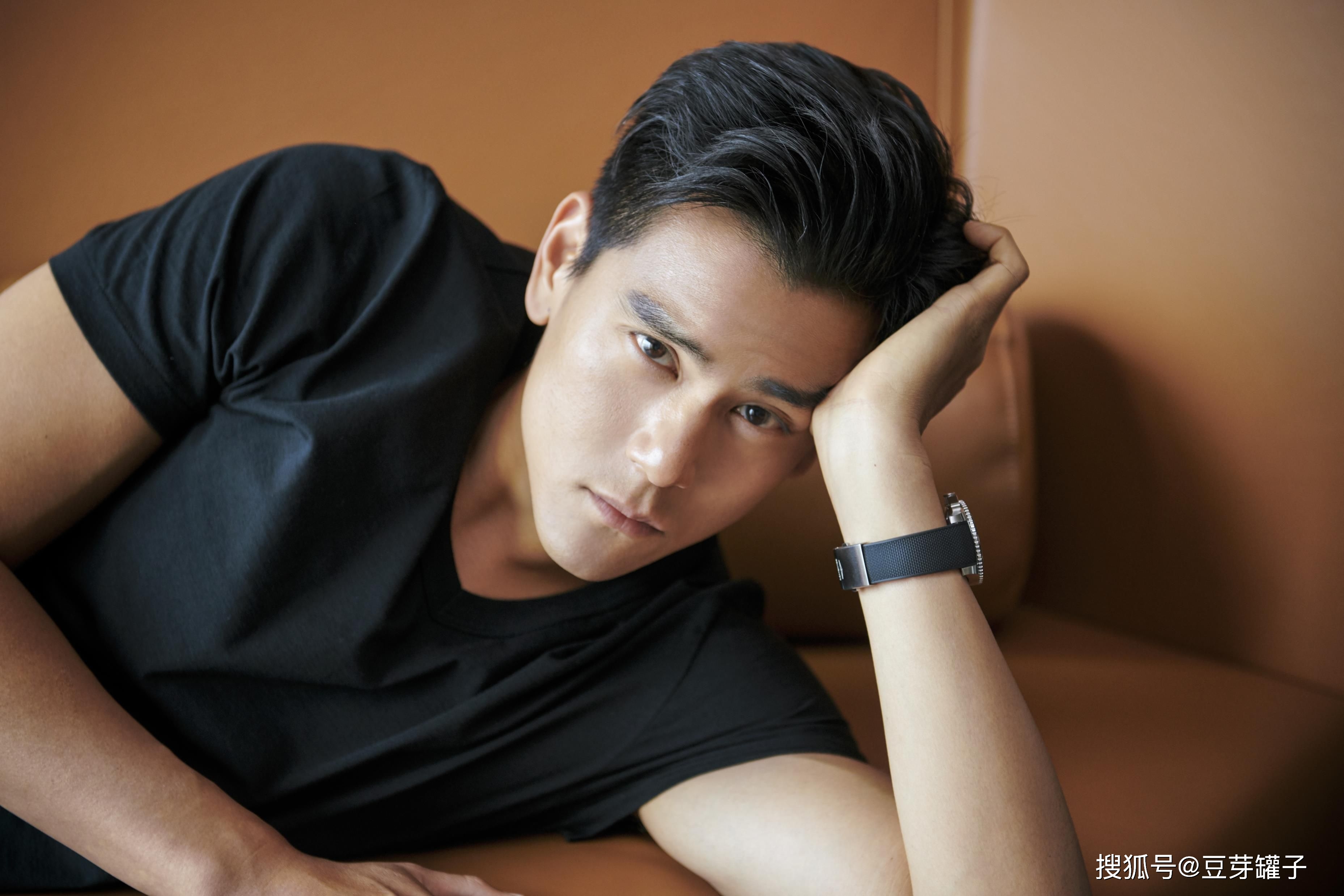 彭于晏「死亡视角」零偶像包袱自拍:满脸皱纹 肥肉,型男变大叔_照片