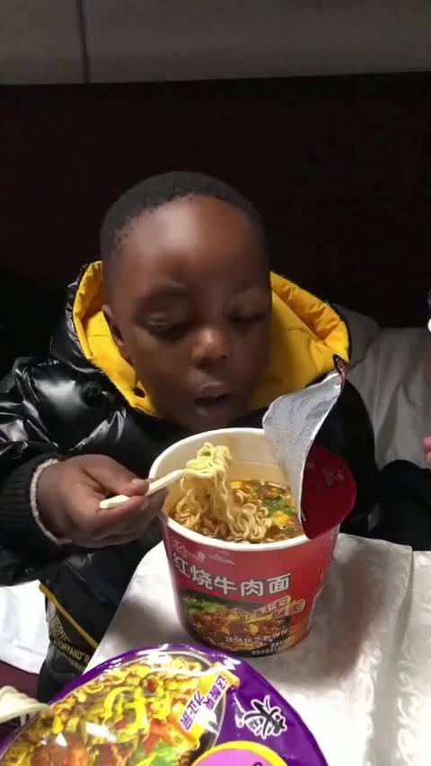 黑蛋喜欢吃泡面,泡面在非洲,可是好东西!