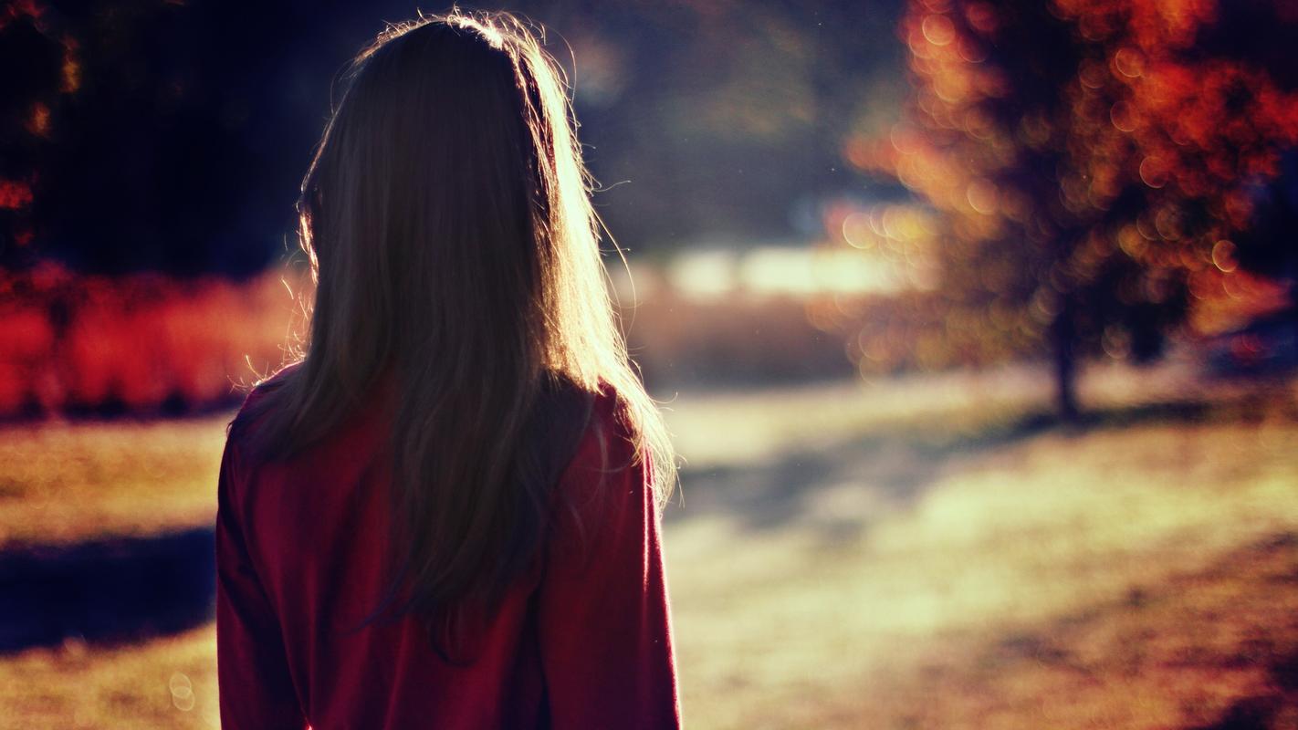 一个人走路的背影图片