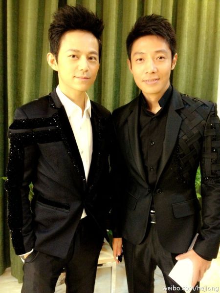 微博秀:何炅撒贝宁黑色礼服搭档主持