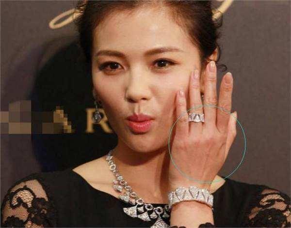 4位手与年龄不符的女星,谢娜冉莹颖手最老,60岁的她手只有20岁__财经