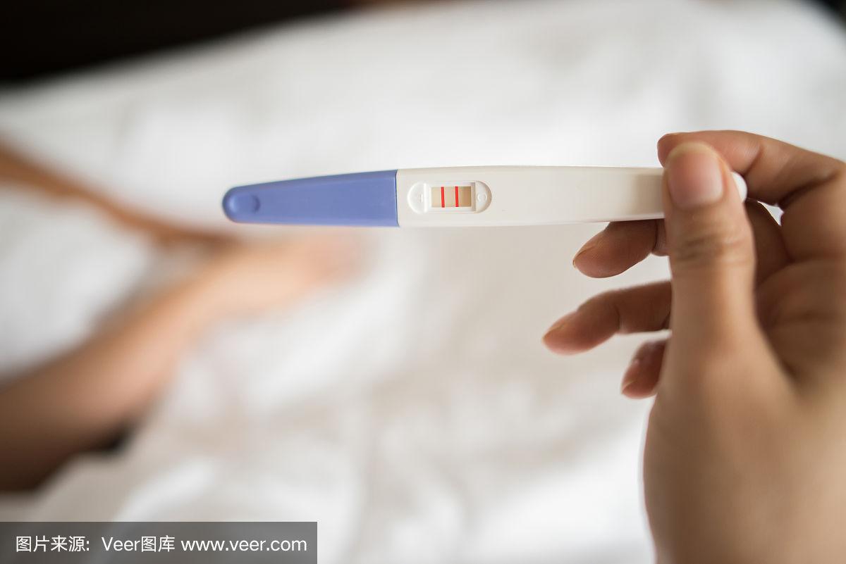 年轻女子手握验孕棒