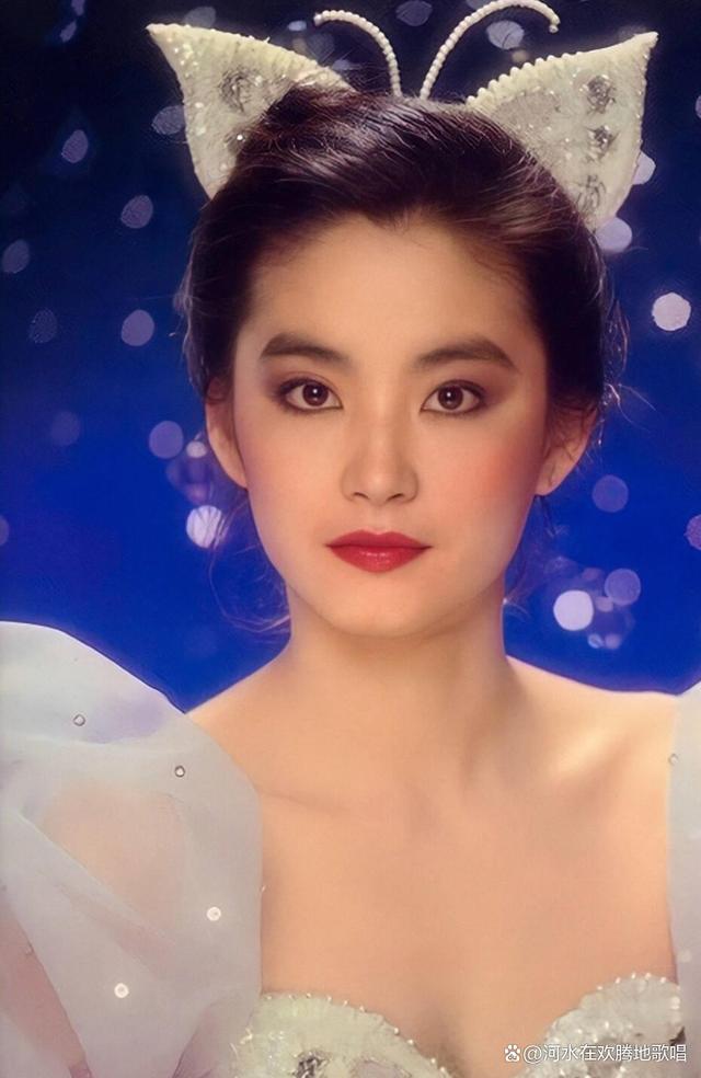林青霞在她的社交媒体上分享了一张1980年的照片.