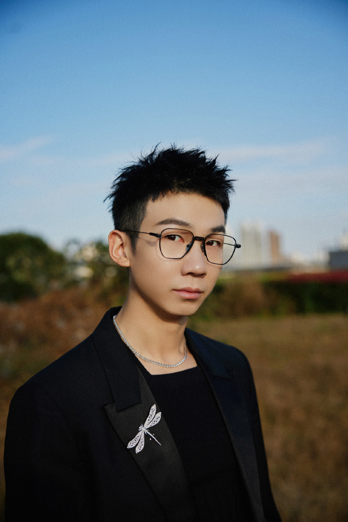 白举纲和黑色西装锁死了