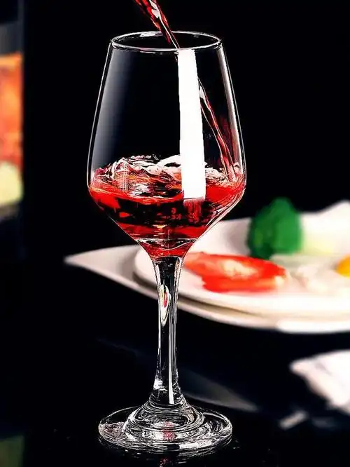 壁纸:摇晃的红酒杯