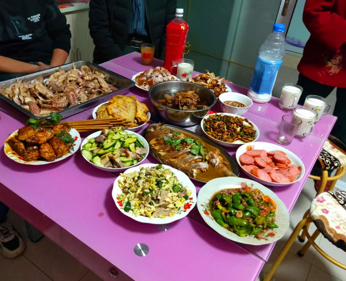 老人的生日老人说了算,于是我们三家商量着各自备三道菜的食材,回家