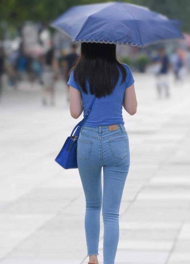 浅蓝色牛仔裤搭配白色上衣,整体呈现出了一种干净清爽的感觉