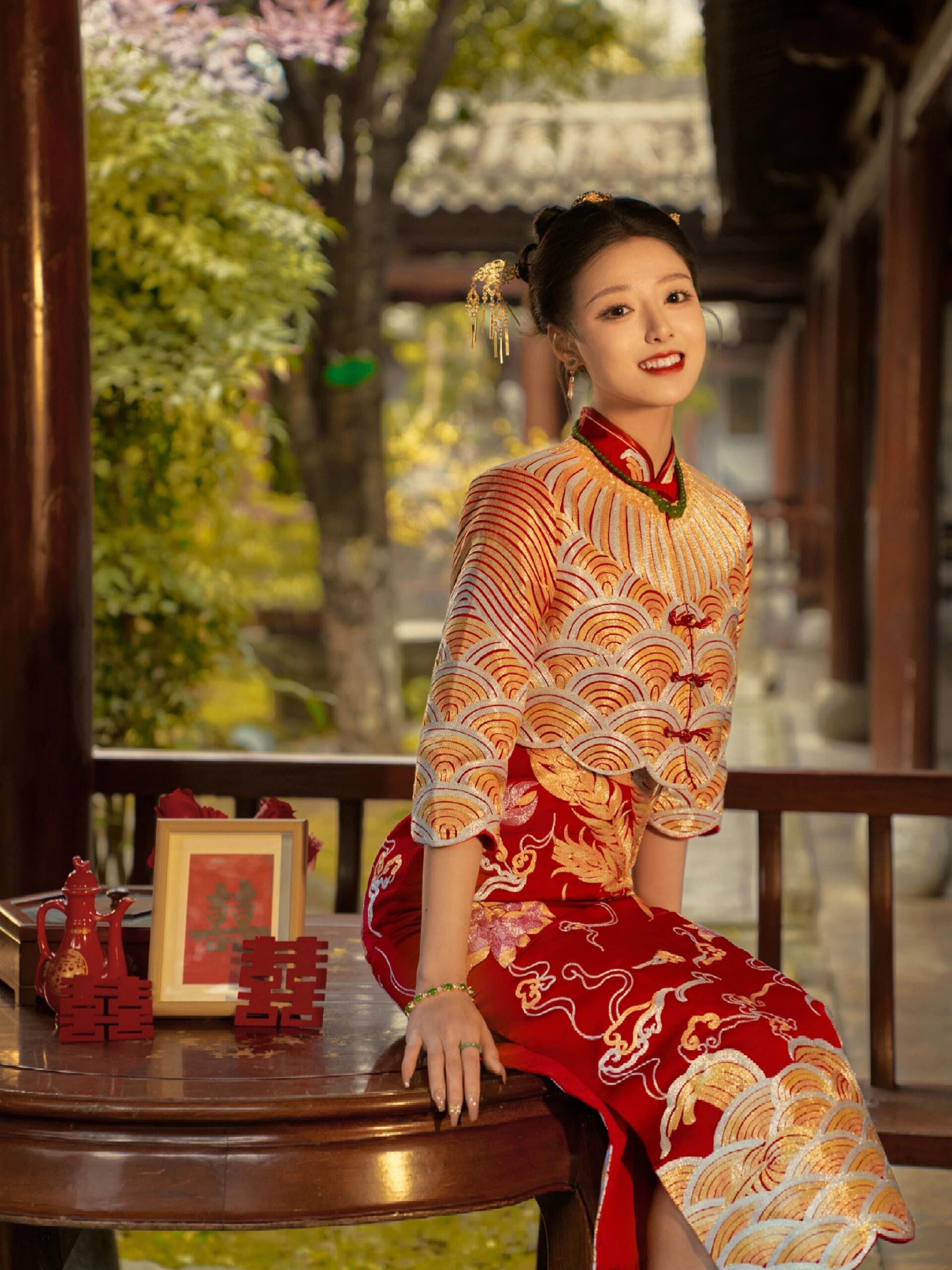 占据国人审美的新中式秀禾旗袍婚纱照