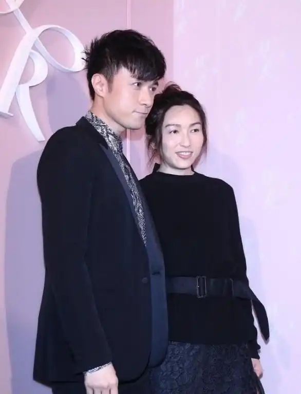 50岁古巨基携54岁老婆亮相他是少年模样老婆外貌又普通又老