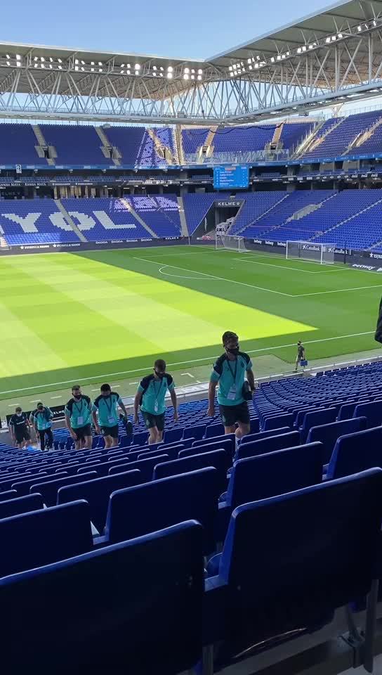 西班牙人球员抵达球场