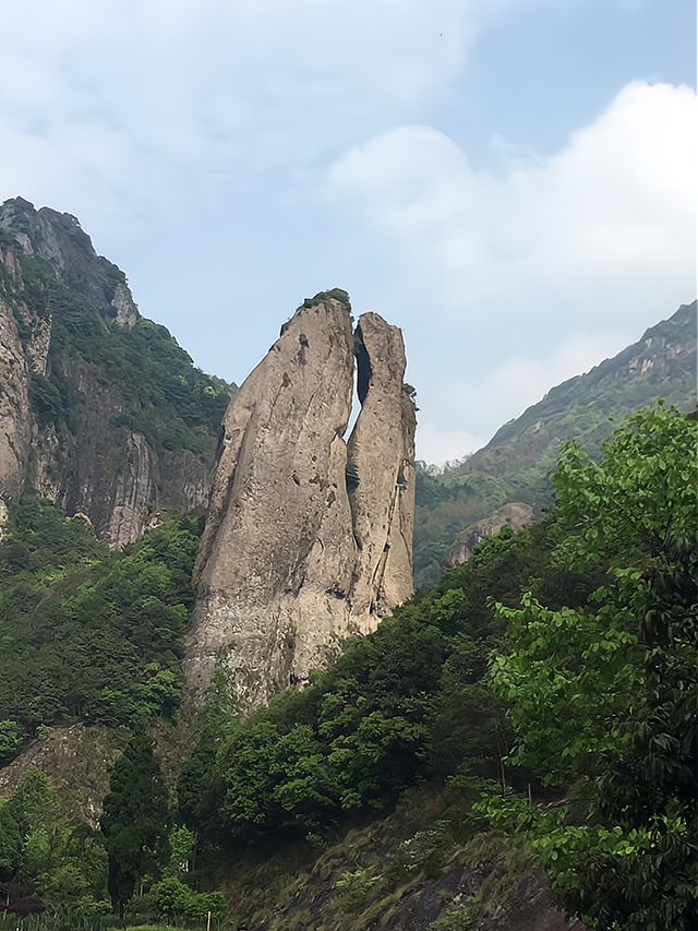 以风景秀丽而闻名的山,被誉为海上名山,在世界上享有独特的声誉