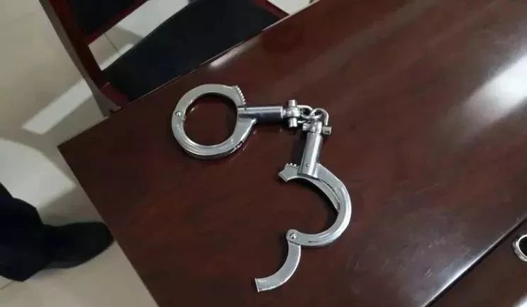 怎么回事?_手铐