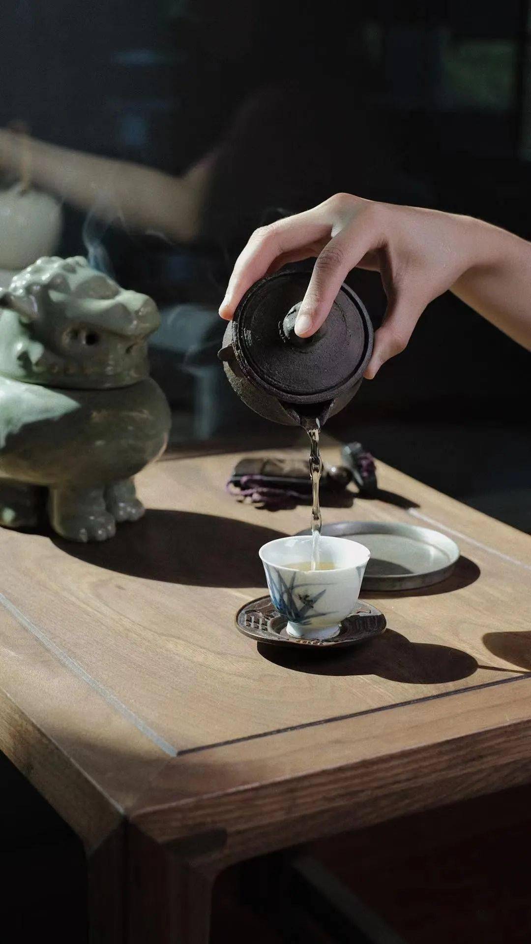 一人喝茶,悠然自得!_一个人