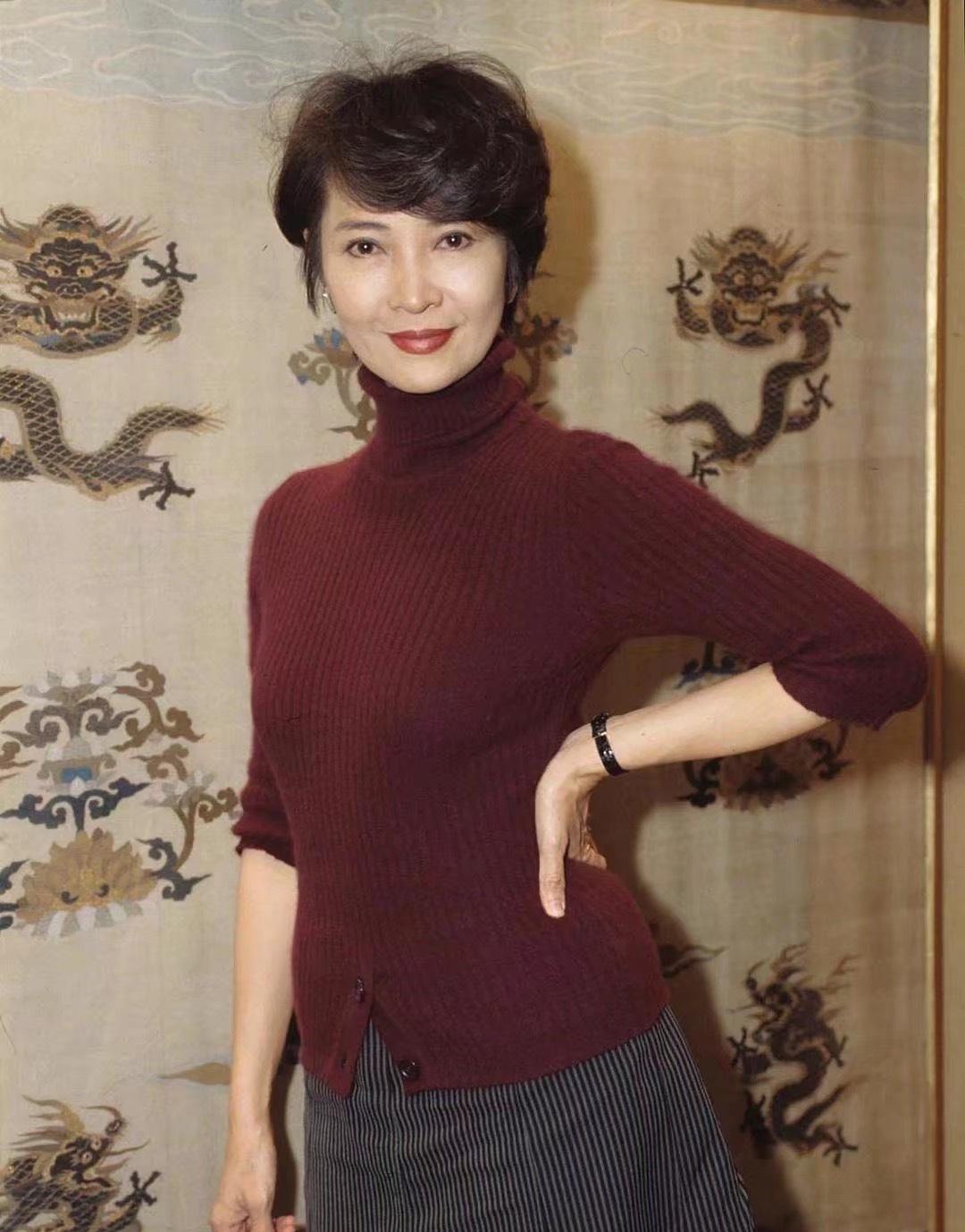 73岁萧芳芳罕露面,身材消瘦头发花白,活出了女人该有的样子