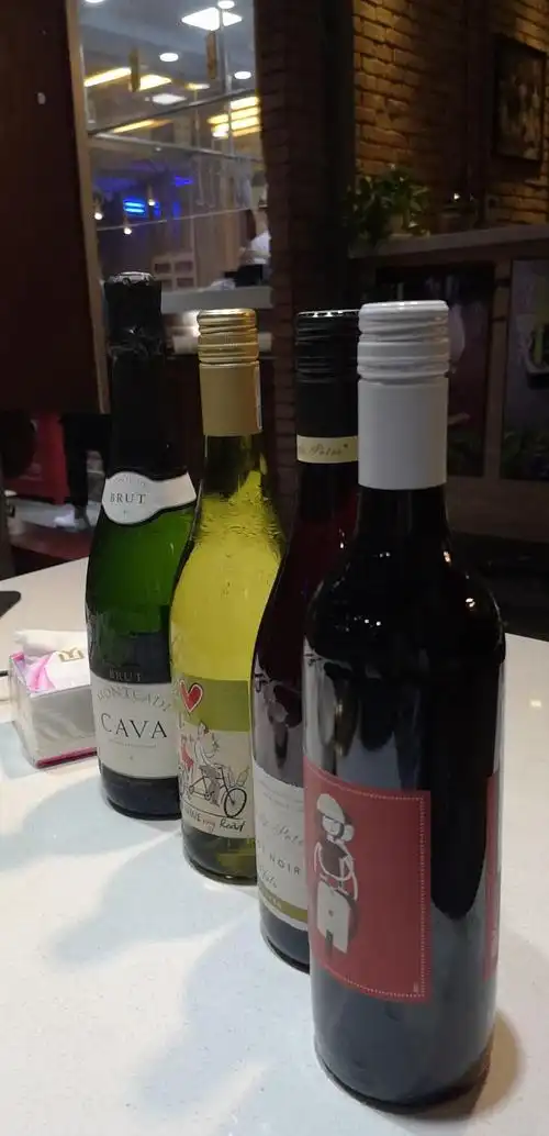 四瓶酒合照,其中有两款我是因为瓶子上的图案才买的!