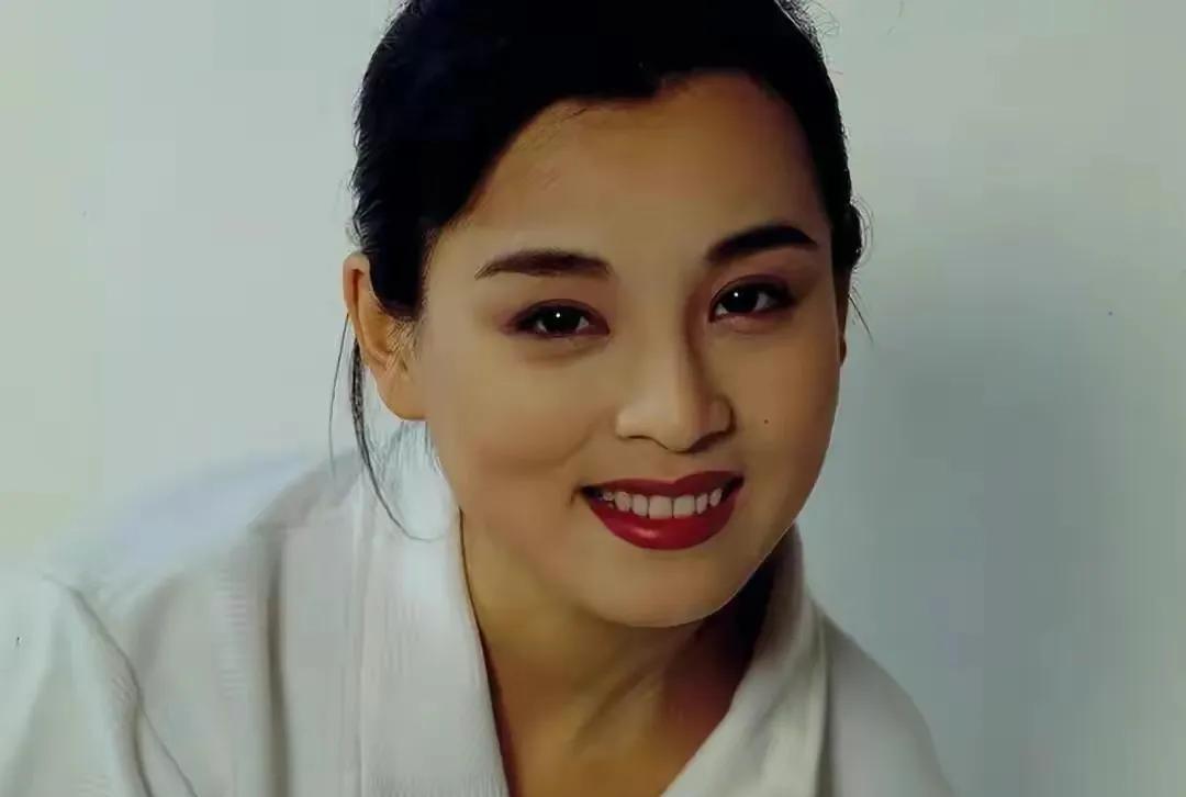 年轻时的赵明明真美,面若满月,明眸皓齿,不施粉黛也可光彩照人_美女