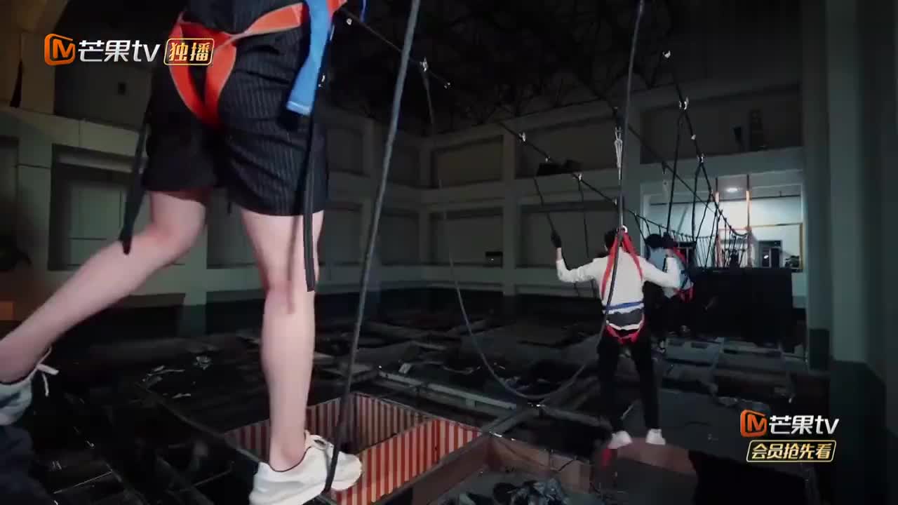 密逃:原来刘昊然才是隐藏女团腿,大张伟郭麒麟夸他,停不下来!